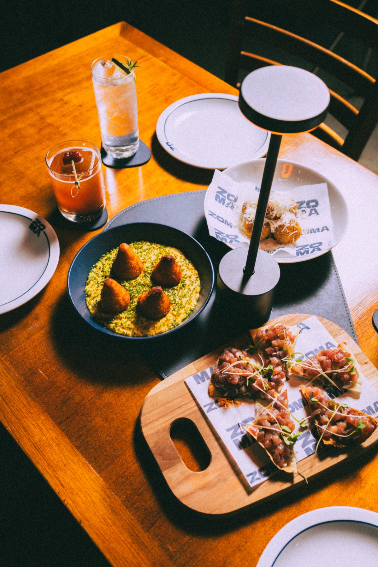 Bolinhos, tartar e drinks à mesa