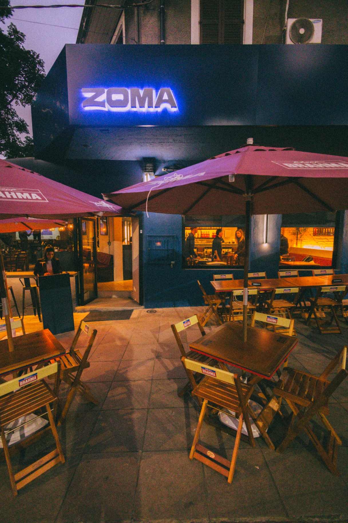 Fachada do ZOMA à noite, no Moinhos de Vento